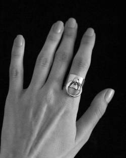 o-1968:  The ring O was wearing on her forefinger.