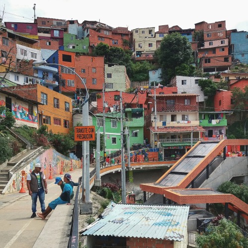 wallbuilding: Casitas coloridas en Independencias 1. (Comuna 13, Medellín)
