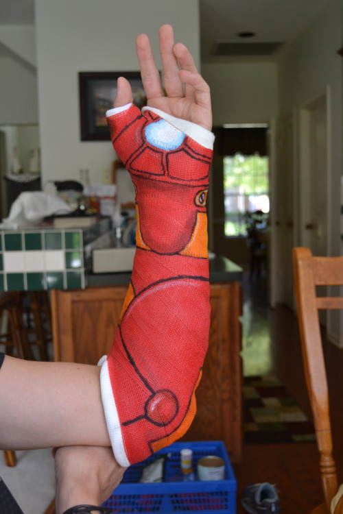 ishipitlikeups:  lauradefazio:  My little brother broke his tiny bone in his wrist that does not heal well.  So we had to spice it up if he was going to wear it for a week.  Exactly how little is your little brother because I’m not saying I would date