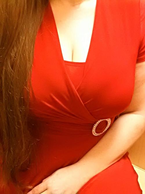 sexysassymommy:  One of my favorite colors to wear.