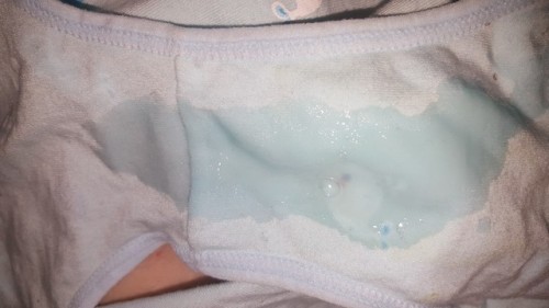 xiuxiudewanzi: 今天选择的是亲爱的@wly330023307，他喜欢拿自己兄弟的女朋友的内裤，袜子，鞋子自慰，然后射在里面～听起来就很刺激呢我男朋友要是有这样的兄弟，我会故意把穿过的内裤