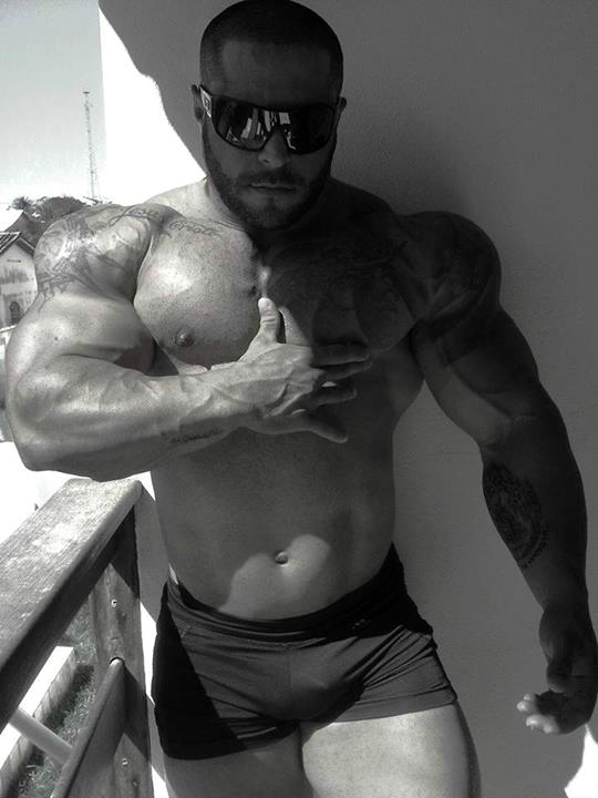 musclegods2:  I want so bad to lick that thumb.. well among other parts. Bruno Moraes