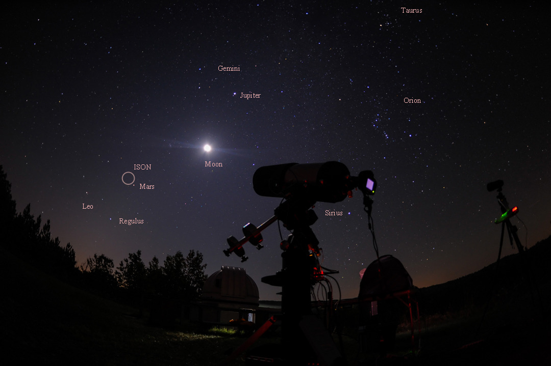 crookedindifference:  Comet buzzes by Mars  In the predawn skies on Tuesday, October