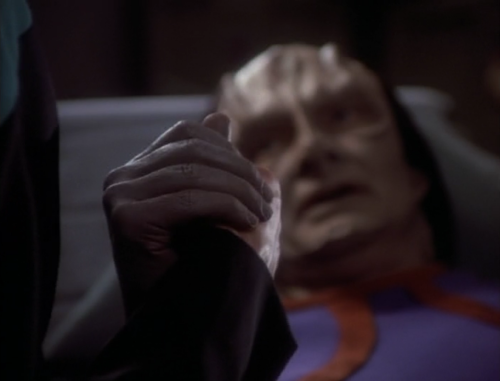 plaidshirtjimkirk: plaidshirtjimkirk: That thing couples do in Star Trek. i don’t make the rul