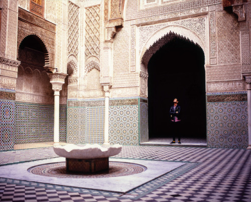 Gazing up [Fez, Morocco, 2015]