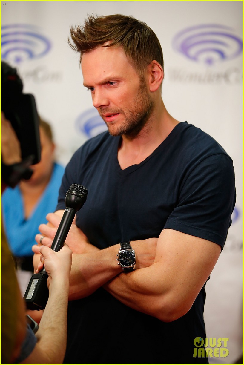 bmoneyworld:  Joel McHale😍😍😍💦 