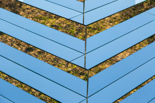 mymodernmet: Mirrored Ziggurat Connects the Earth and Sky through Striking Reflections