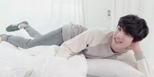 bwikooks:  mr spreading legs strikes again 