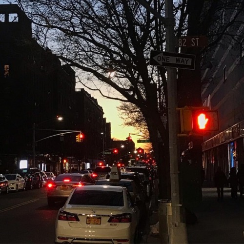 Sunset at the end of 37th Ave . . #37thave #jacksonheights #queens #newyork #newyorkcity #sunset (at