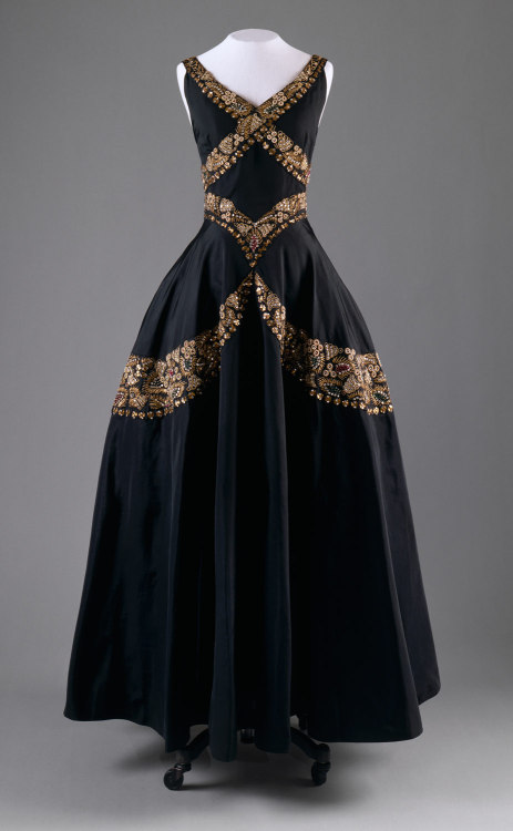 history-of-fashion:ab. 1938 Silk evening dress by Mainbocher (The Metropolitan Museum of Art)