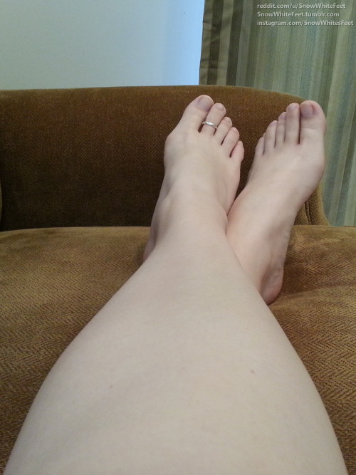 snowwhitefeet:  My bare nails aren’t that bad, no? A few extra shots can be seen here in my imgur album.  Sexy pale feet!!.