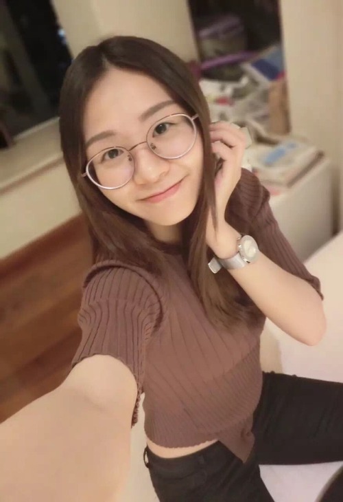 totsadman: 玩了一个税务的小骚货，但是我更想骑她的闺蜜 眼鏡妹我的菜