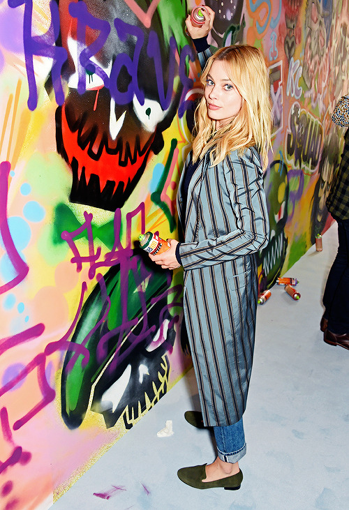 margotrsource:  Margot Robbie and the cast of ‘Suicide Squad’ put the finishing touches on Graffiti artist Ryan Meades’ mural ahead of tomorrow’s film release on August 4, 2016 in London, United Kingdom.