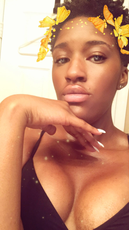 uhohnova:  Came out the shower freshened up and decided why not take pics I barely do that…. So Walla 💁🏾