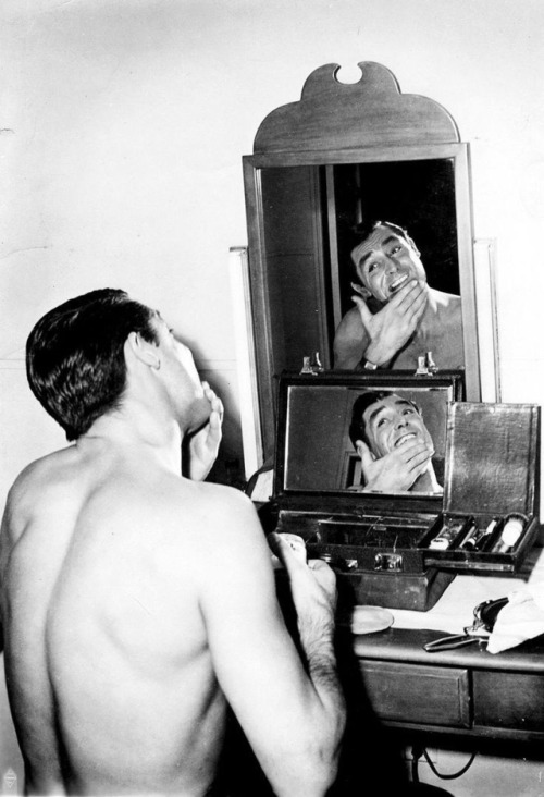 lanky-brunettes-with-wicked-jaws:Cary Grant shaving