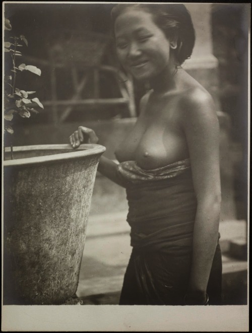 mat-albab:  themalaysexaddict:  Mengenali sejarah nusantara kita. Wanita di Bali pada tempo doeloe. Barangkali djaman yang lebih aman tanpa PKI atau pembubaran majlis natal oleh ekstrimis agama goblokIni untuk edukasi semua ya, jangan ada yang minta di