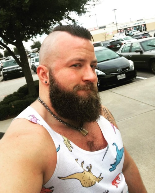 smatter:dylanspeaks:Okay. Maaaaaybe it’s too cold for a tank top now. Holy fuck
