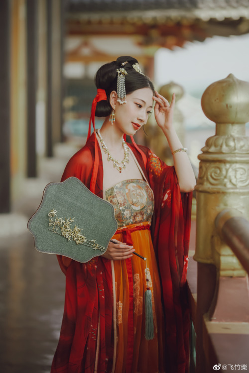 chinese hanfu in tang dynasty style by 竹里馆汉服