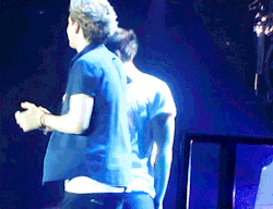 onedirectionmusic:  Louis grinding on Niall,