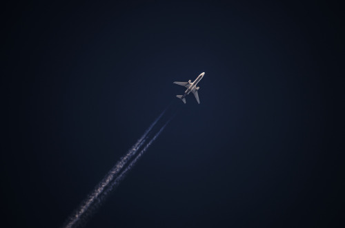 Get out the long lense and take a gander at this Fed-Ex MD-11 all the way up at 34,000ft! Nice captu