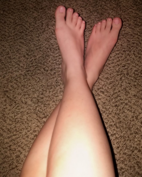 sexy-bare-feet: Just relaxing ;) ift.tt/2jRljD3