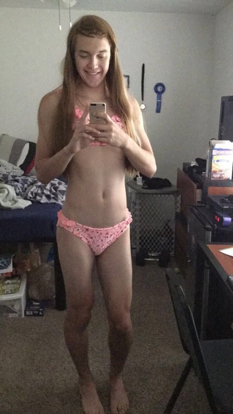 lookingforsissy6:princess-connie:Every gurl needs a pretty pink bikini☺️❤️Love to bend het over right thair. 