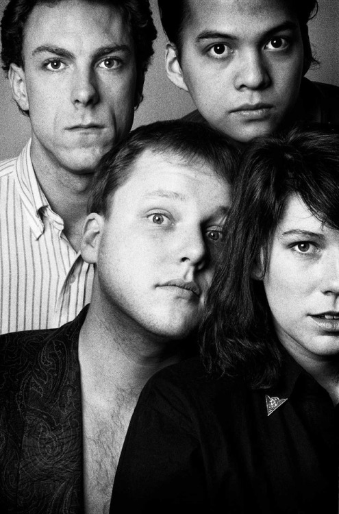 srhuesos:Pixies in a promotional picture from 1986. David Lovering and Joey Santiago in the back, Bl