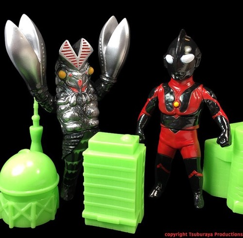 #maxtoy x @tsuburayaprod Officially licensed #Ultraman &amp; Alien #baltan ! These are “dark” versio