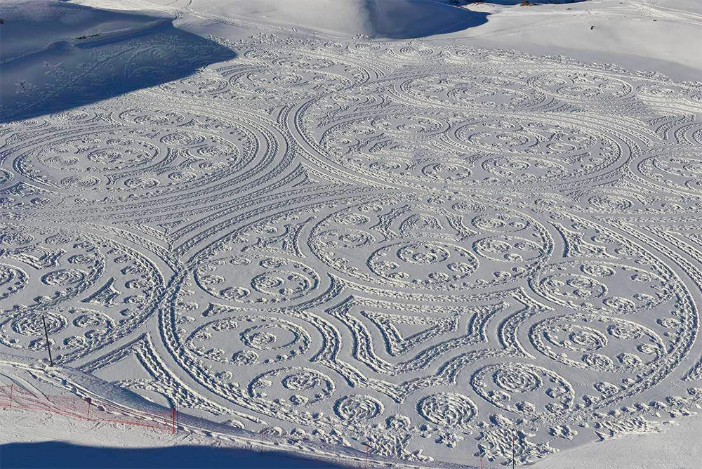 itscolossal:  See more: Expansive New Geometric Drawings Trampled in Snow and Sand