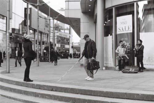 35mm Street Photography in Manchester 35mm black and white film, Nikon F-801s, 50mm Nikkor Lens. 