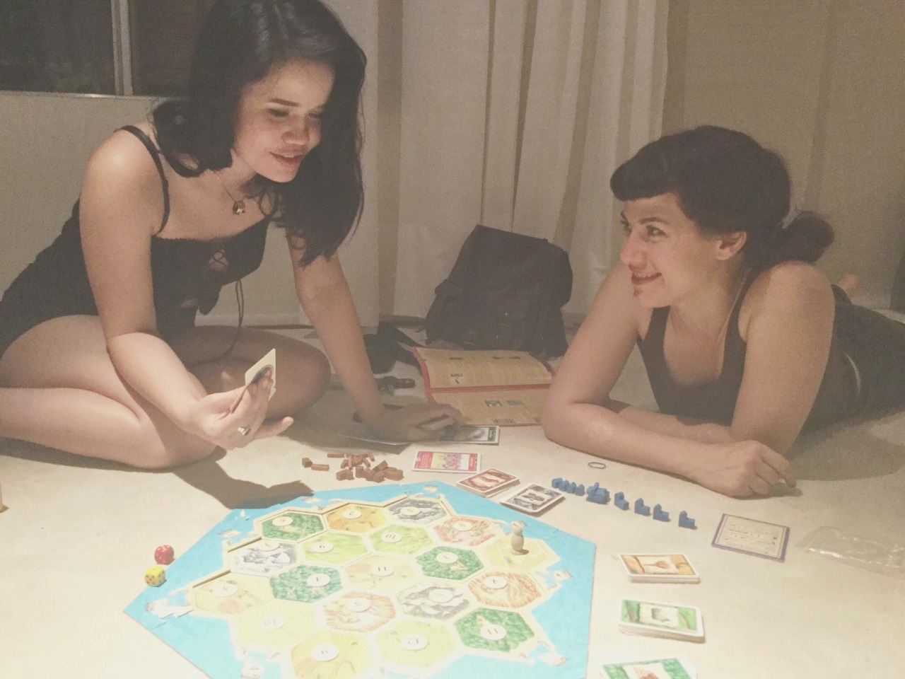 grimdarkpawprints:  yhivi:  Here is me explaining the world of catan to super babe