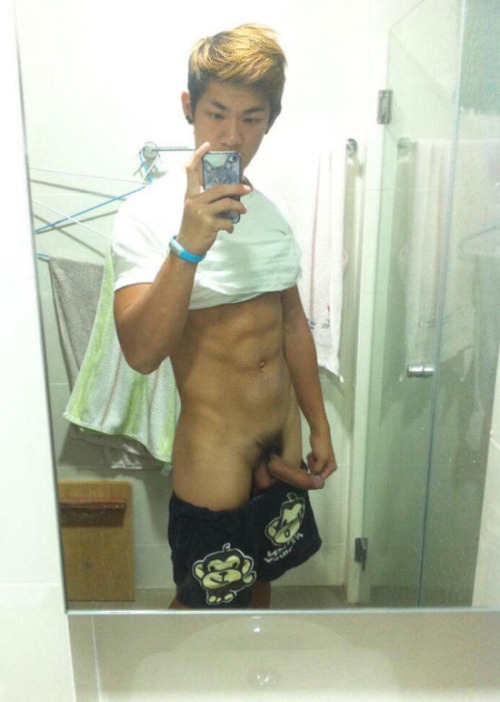 hotsggay: zlam333: 颜值爆表！天菜男神小鲜肉~诱人滴大鸡巴自拍流出！！ Damn he’s a hot Chinese guy.