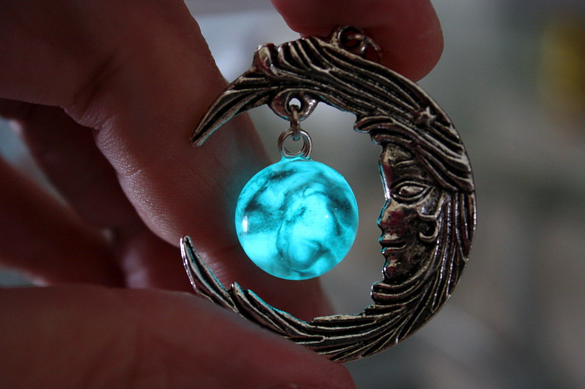 wordsnquotes:  culturenlifestyle: Fairy Inspired Glow in the Dark Jewelry by Manon