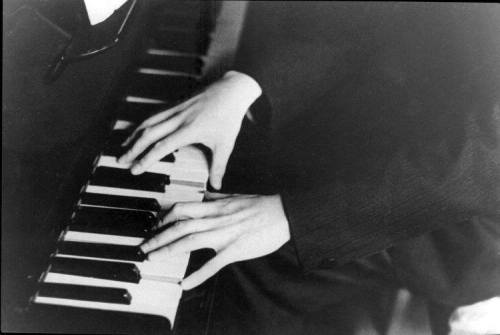 de-es-ce-ha:Shostakovich’s hands (1930s)