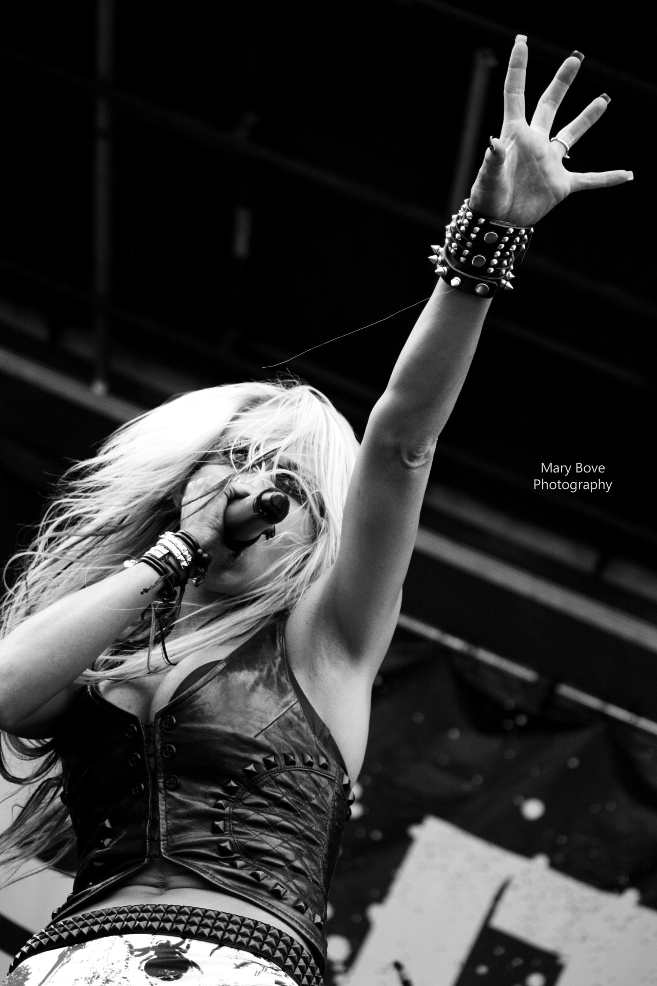 marybovephotography:  Butcher Babies at Mayhem Fest in July. See more photos on my Facebook