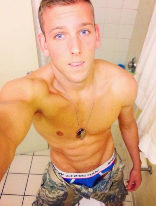 fuckyeahhugepenis:  aplethoraofmen:  Medic brentwalker092:  i-HOT award—sweet-baby-blue-eyes edition :)   medical student, and damn those blue eyes i couldnt resist. 