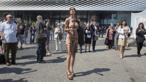 nude-eyes:  The artist Milo Moiré nude in public in Bale (Switzerland)