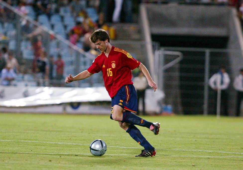 Xabi Alonso disputando el España-Andorra de Junio de 2004 en Getafe.