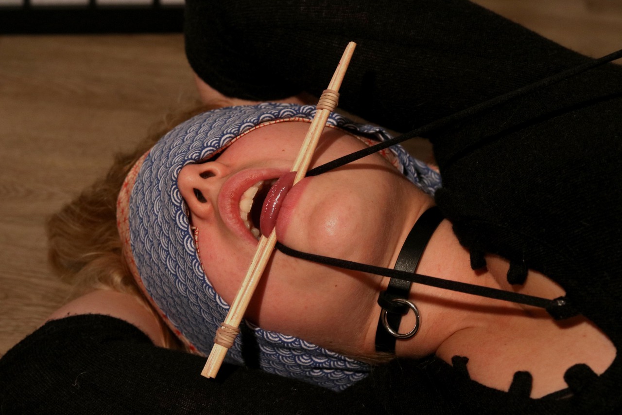 calamitystephsociopathe:  Floor Play with Pauline 