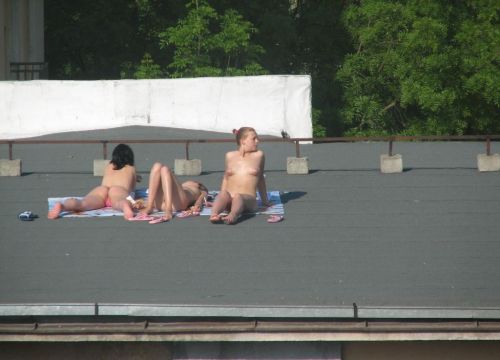 Voyeur on 3 sunbathing girls on the roof