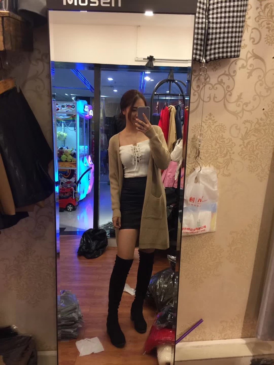53920789:  懒得只更新生活照了(,,•́.•̀,,)还有叔叔我不约，别在强撩了要微信了，除非你真的特别帅(