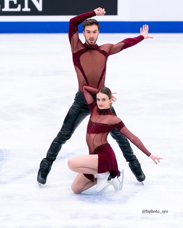 papadakis and cizeron at the rhythm dance practice at the 2022 worlds