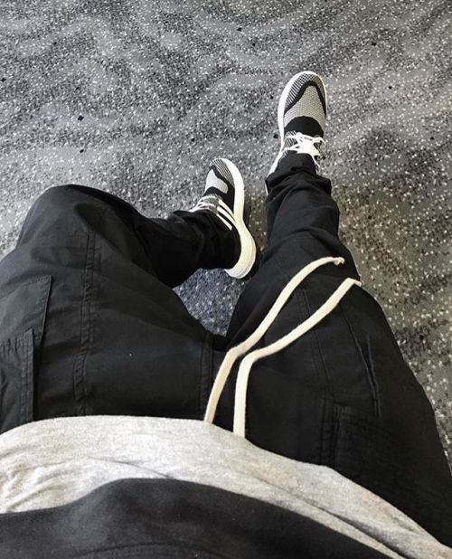 #OutfirFromAbove @im.warren▪️#JojnElliottCo #Tee▪️#RickOwens #Pants▪️#AdidasY3 #PureBoost #Sneakers