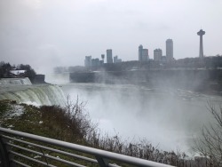 Little day trip to Niagara Falls with @thingssthatmakemewet and her cousin from Germany