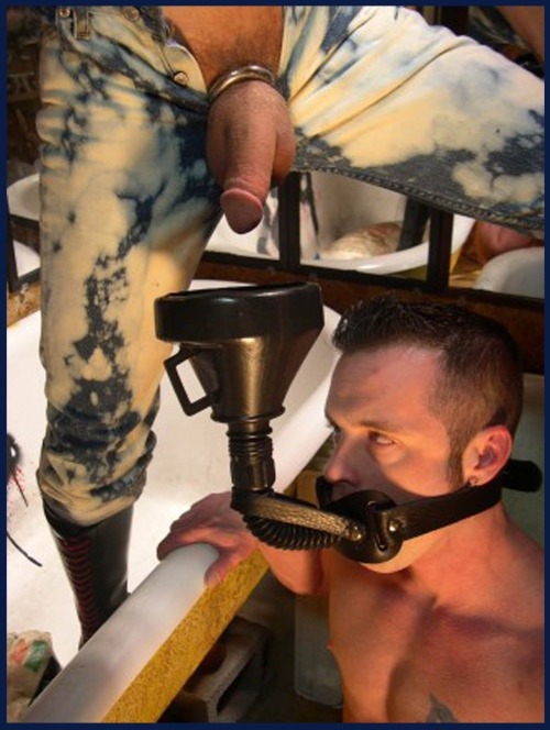 freakshow4fun:  I’m not into piss, but that pic is hot.