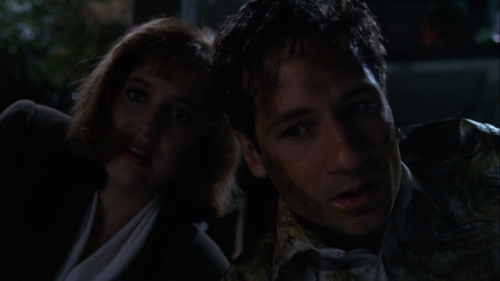 Scully and Mulder in The X-Files ep 1.21 Tooms