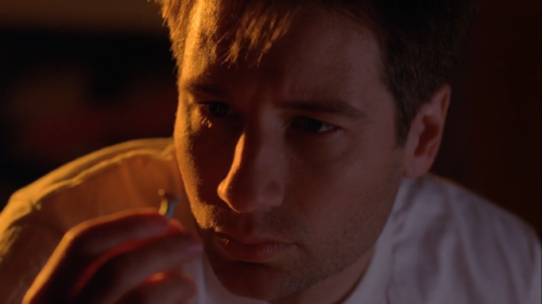 Fox Mulder in The X-Files ep 1.21 Tooms