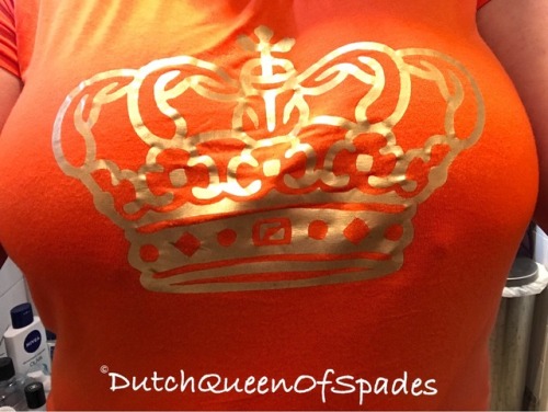 A true DutchQueenOfSpades wears her orange crown proudly