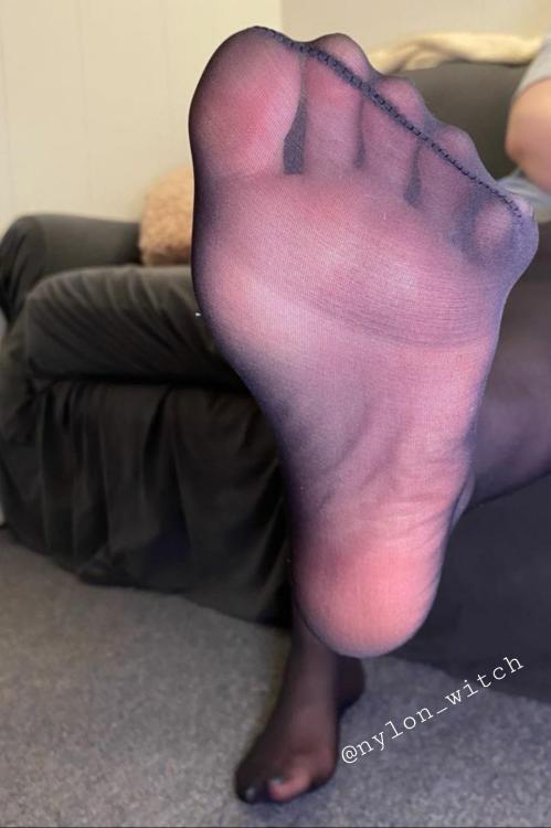 nylon-soles:  How would you like a foot in