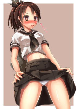ecchineta:  【たくし上げ】　自らスカート捲り上げてパンツ見えてる女の子の画像 